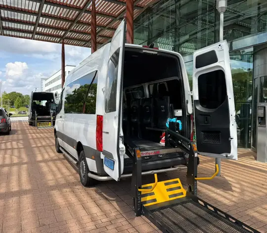 Professionele rolstoeltaxi chauffeur helpt klant in Leidendorp